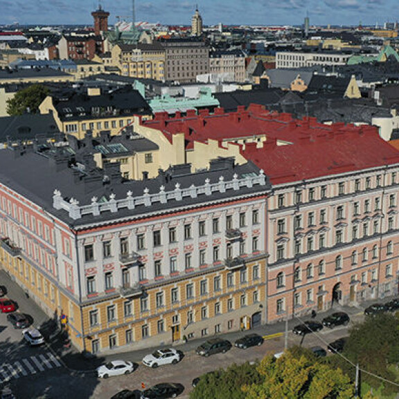 Helsingin arvoalueella Stefun entisessä ökyvuokrämpässä on muun muassa oma sisäänkäynti suoraan hissillä. Stefan Thermanin entisiä kotiseutuja Helsingissä