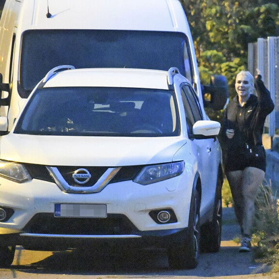 Evelina lähti keikkansa jälkeen autolla Roopen luo, jossa hän ajeli suoraan talon autohalliin. Evelina