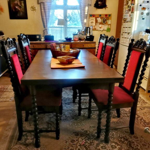 Kirsin ja Jorman keittiössä on käytetty tummia ja voimakkaita sävyjä. Keittiö