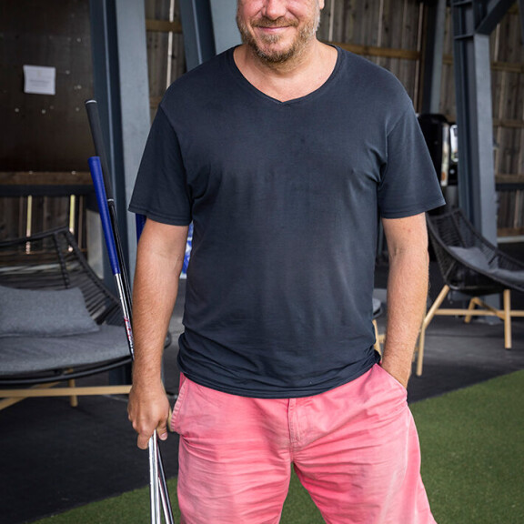 - Olen golfissa sellainen extra-aloittelija, Jussi tunnusti golfturnauksessa. J H