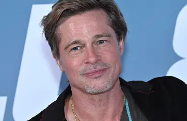 Villiä sinkkuelämää! Sokkotreffaileva Brad Pitt, 58, bongattiin hammas lohjenneena nuoren kaunottaren seurasta