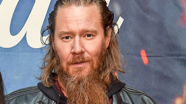 Jouni Hynynen jäi keikkabussista - puoliso selostaa tilannetta: 'Viimeksi nähty pillittämässä J. Karjalaisen keikalla' Jouni Hynynen