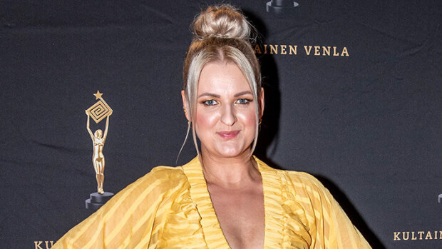 Jenni Poikelus julkaisi kuvia vauhdikkaasta kesästään: palovammoja ja paidaton mies! Jenni Poikelus