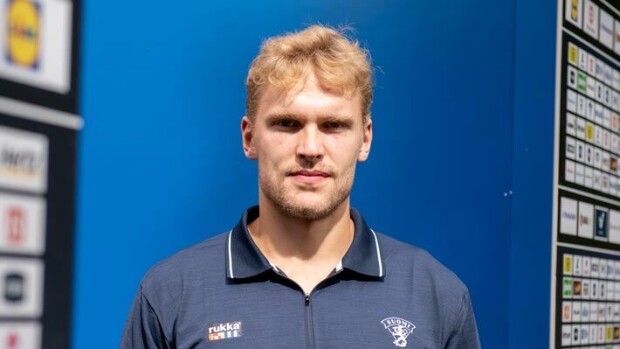 Näin iloisesti Mikko Rantanen juhli Turussa - seurue lauloi Dirlandaata ja Stanley Cup -pokaalilla riitti ihastelijoita - kuvat! M R