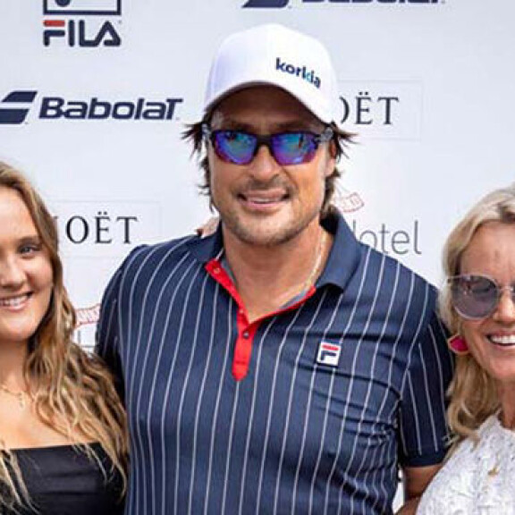 Teemu ja Sirpa poseerasivat kameroille heinäkuun alussa järjestetyssä Bermuda-tennisturnauksessa yhdessä Veera-tyttärensä kanssa. Teemu