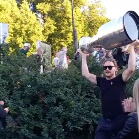 Mikko kantoi helposti painavaa pokaalia. Mikko