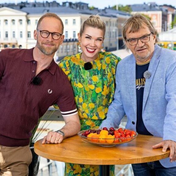 Lore juontaa Kesäterassia Maikkarin arki-illoissa Tuija Pehkosen ja Antero Mertarannan kanssa. Lore juontaa Kesäterassia Maikkarin arki-illoissa Tuija Pehkosen ja Antero Mertarannan kanssa.