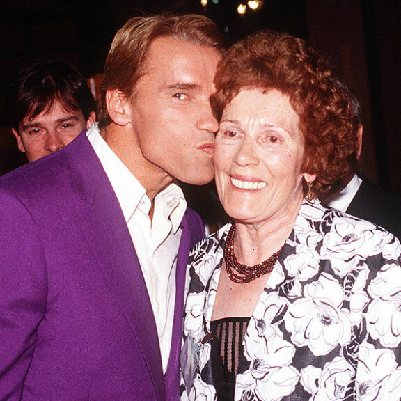 Isäänsä Arnold ei välittänyt tavata, mutta välit Aurelia-äitiin olivat lämpimät. Arnold ja Aurelia Scwarzenegger