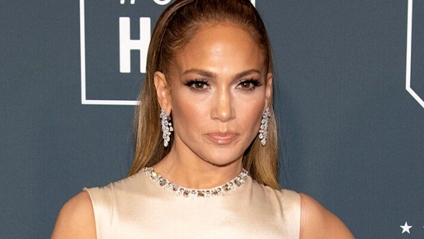 Huh! Jennifer Lopez, 53, säväyttää alastomana - kauppaa peppubalsamia Jennifer Lopez