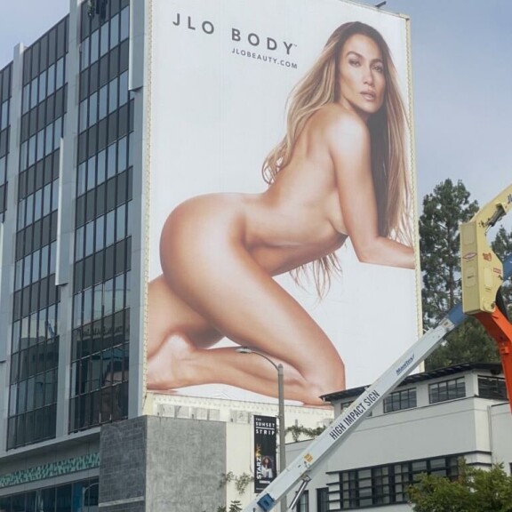 Alastoman JLo:n voi kohdata seinänkorkuisena West Hollywoodin Sunset Stripillä, Los Angelesissa. JLo