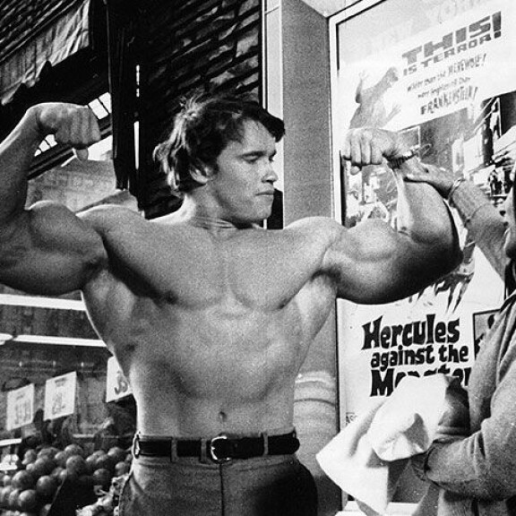 Arnold tähditti ensimmäistä elokuvaansa Hercules New Yorkissa vuonna 1969. Vastanäyttelijänä oli suomalaissyntyinen Taina Elg. Hercules New Yorkissa