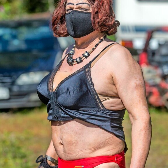 Mahdollinen tuleva museoyrittäjä laittaa kroppaa likoon Seiskan bikinipöksyissä. – Haluaisin perustaa Suomen toisen autohajottamomuseon! Mahdollinen tuleva museoyrittäjä laittaa kroppaa likoon Seiskan bikinipöksyissä. – Haluaisin perustaa Suomen toisen autohajottamomuseon!