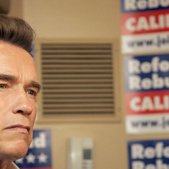 Arnold aloitti Kalifornian republikaanikuvernöörinä marraskuussa 2003. Arnold Schwarzenegger