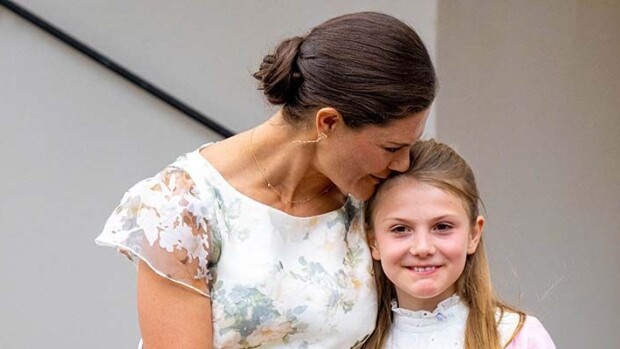 Prinsessa Estelle kopioi äitinsä tyylin! Vertaa upeita juhlamekkoja kruununprinsessa Victoria, prinsessa estelle