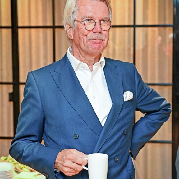 Nalle täyttää 70 vuotta lokakuussa mutta otti varaslähdön järjestämällä ökykartanossa salatut rapubileet viime perjantaina. Nalle täyttää 70 vuotta lokakuussa mutta otti varaslähdön järjestämällä ökykartanossa salatut rapubileet viime perjantaina.