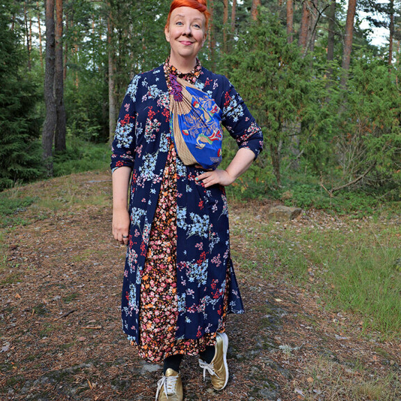 Jälkikasvukin äimisteli Jennin puutarhaintoa, kun tämä saapui kesäteatterin kukkakaupan kautta. Jenni Kokander