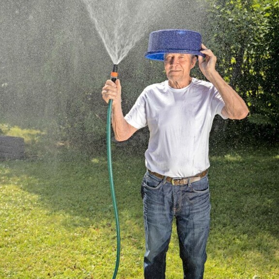 Sataa, sataa, ropisee! Mäntyharjun armoitettu ahvenprofessori Matti Paasonen näyttää, mitä syksyllä ja alkutalvella on luvassa: – Pää sateelta suojaan vaikka pesuvadilla! Sataa, sataa, ropisee! Mäntyharjun armoitettu ahvenprofessori Matti Paasonen näyttää, mitä syksyllä ja alkutalvella on luvassa: – Pää sateelta suojaan vaikka pesuvadilla!