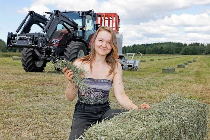 Kesäaika on viljelijälle kiireisintä. Anna-Mari Tarkkio on juuri paalannut ensimmäisen sadon heinät.