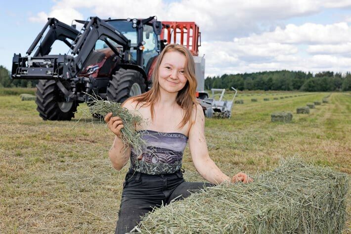 Kesäaika on viljelijälle kiireisintä. Anna-Mari Tarkkio on juuri paalannut ensimmäisen sadon heinät. Kesäaika on viljelijälle kiireisintä. Anna-Mari Tarkkio on juuri paalannut ensimmäisen sadon heinät.