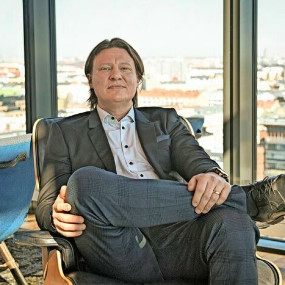 Jaajo Linnonmaa perusti firman omiin nimiinsä heti kuvausten päätyttyä. Hän on yrityksen isoin omistaja. Jaajo Linnonmaa perusti firman omiin nimiinsä heti kuvausten päätyttyä. Hän on yrityksen isoin omistaja.