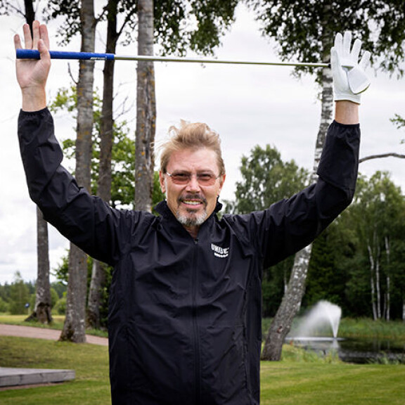 Mika poseerasi Seiskalle mailan kanssa, vaikka hän ei itse golfaakaan turnauksessa. Mika Häkkinen