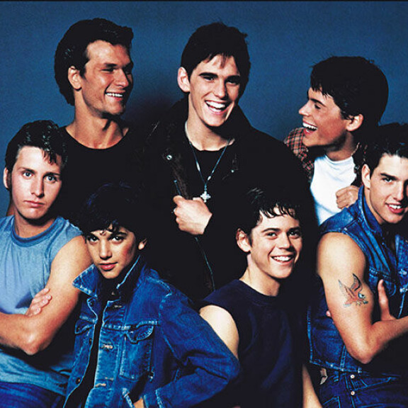 Vuonna 1983 Tom (alarivissä oikealla) nähtiin elokuvassa Outsiders - kolmen jengi, jossa vastanäyttelijöinä olivat aikansa teini-idolit Patrick Swayze, Matt Dillon, Rob Lowe ja Emilio Estevez. Outsiders