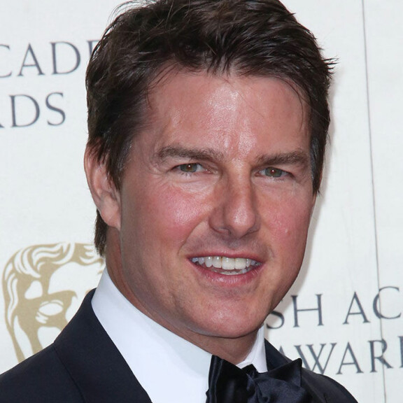 Tom Cruisen tiuhaan muuttuva ulkonäkö herättää epäilyt kasvojen kirurgisesta muokkaamisesta. Vuonna 2016 hänen uskottiin turvautuneen kasvotäytteisiin. Tom Cruise