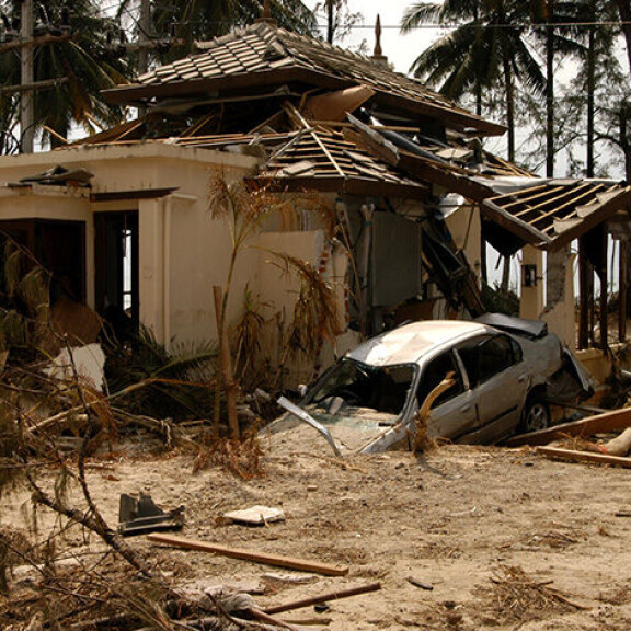 Tältä tsunamin runnomassa Khao Lakissa näytti vuonna 2004. Khao Lak 2004
