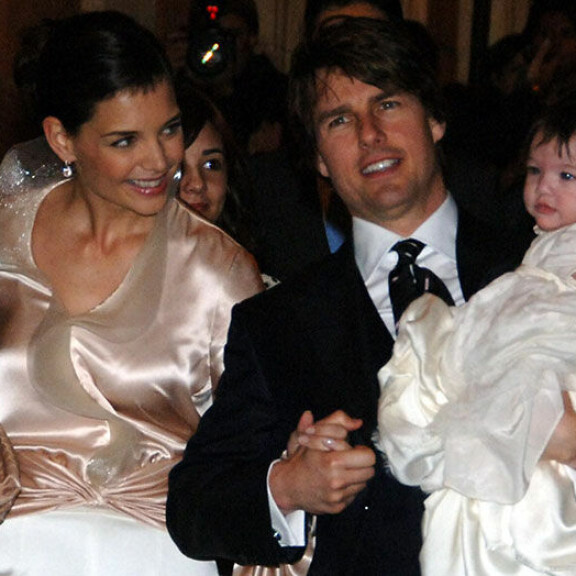 Suri-tytär osallistui vanhempiensa skientologiseen hääseremoniaan ja -juhlaan Italiassa. Tom Cruise, Katie Holmes ja Suri Cruise