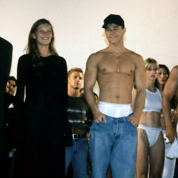Kate Moss ja Mark Wahlberg Calvin Kleinin muotinäytöksessä vuonna 1993. Kate Moss, Mark Wahlberg