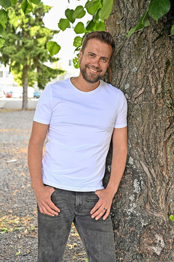 Hittinikkaroinnin lisäksi muusikko myös muun muassa pyörittää omaa espanjalaisviinibaaria Helsingin keskustassa. Antti Ketonen