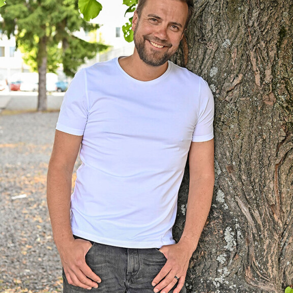 Hittinikkaroinnin lisäksi muusikko myös muun muassa pyörittää omaa espanjalaisviinibaaria Helsingin keskustassa. Antti Ketonen