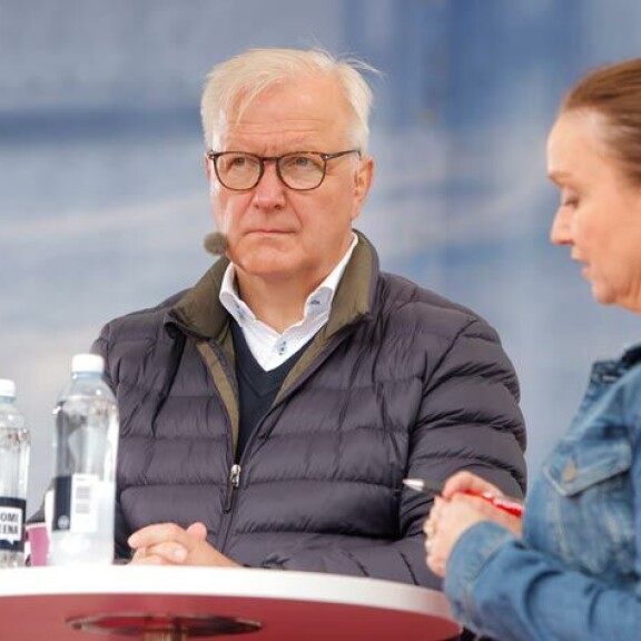 Olli Rehn esiintyi Porin Suomi-areena-viikolla jalkapalloa virallisemmassakin yhteydessä. Tässä hän puhuu Suomen Pankin talouskeskustelussa. Olli Rehn esiintyi Porin Suomi-areena-viikolla jalkapalloa virallisemmassakin yhteydessä. Tässä hän puhuu Suomen Pankin talouskeskustelussa.
