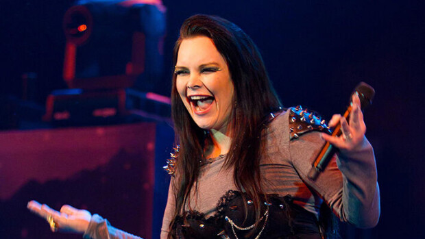 Entinen Nightwish-laulaja Anette Olzon tyrmistyttää rantakuvassaan - tällainen on laulajan kesätyyli anette olzon