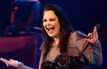 Entinen Nightwish-laulaja Anette Olzon tyrmistyttää rantakuvassaan - tällainen on laulajan kesätyyli