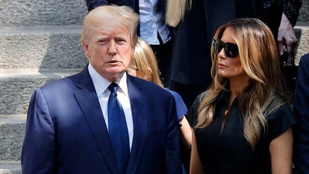Melania Trump hämmensi Ivana Trumpin hautajaisissa - vältteli arkkua ja mulkoili donald trump, melania trump