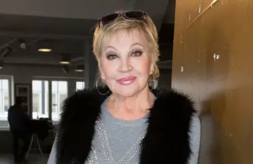 Hannele Lauri törmäsi tosielämässä Speden naisen logiikka -sketsiin: ”Ihan kuin en olisi osannut tankata” 