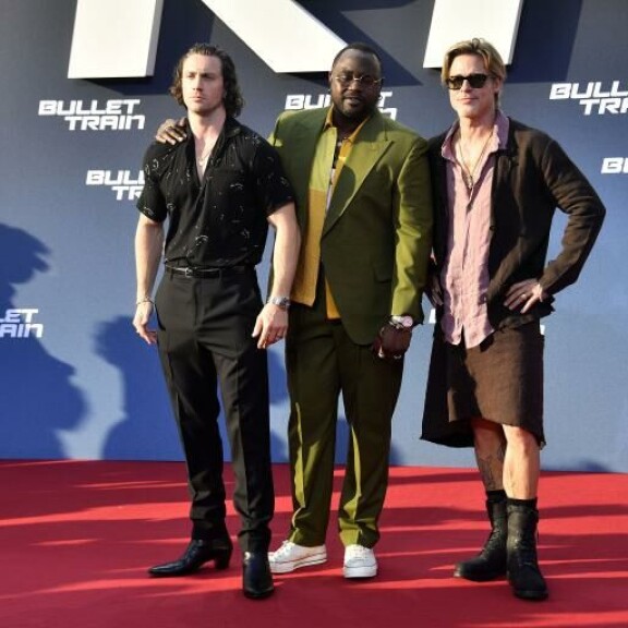 Aaron Taylor-Johnson, Brian Tyree Henry ja Brad Pitt poseeraavat Bullet Train -elokuvan punaisella matolla. Aaron Taylor-Johnson, Brian Tyree Henry ja Brad Pitt