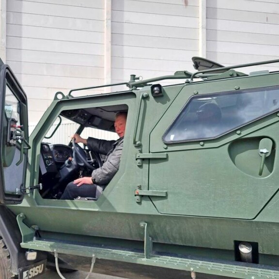 Oho! Vesa Keskinen himoitsee massiivista panssariautoa – kuva! Vesa Keskinen
