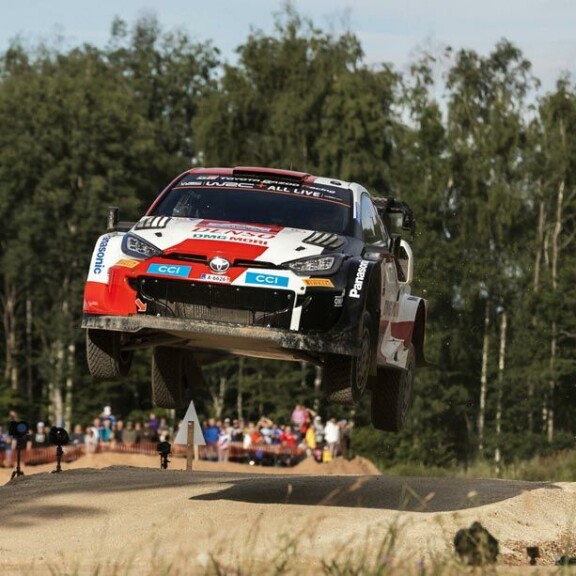 Viime viikonloppuna Kalle huristeli Virossa jo viidenteen MM-osakilpailuvoittoonsa. Viime viikonloppuna Kalle huristeli Virossa jo viidenteen MM-osakilpailuvoittoonsa.