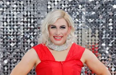 Sanna Marin saa osansa! Drag-tähti Marko Vainio loi uusia parodiahahmoja 