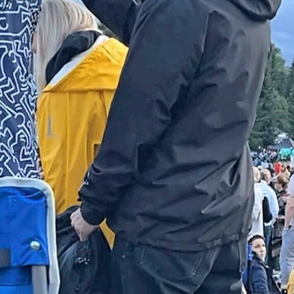 Nyt on märkää! Suhdehuhujen pyörteissä olevat Jenni Poikelus ja Köpi Kallio söpöilivät sateessa – kuvat! Köpi Kallio