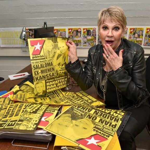 Hannele Lauri hämmästeli Seiska-lööppiensä määrää, kun hän kävi niitä läpi lehden 25-vuotisjuhlavuonna 2017. Hannele Lauri hämmästeli Seiska-lööppiensä määrää, kun hän kävi niitä läpi lehden 25-vuotisjuhlavuonna 2017.