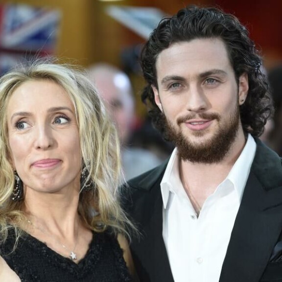 Samin ja Aaronin suhdetta taivasteltiin, sillä ohjaaja iski silmänsä komistukseen tämän ollessa vain 18-vuotias. Sam ja Aaron Taylor-Johnson