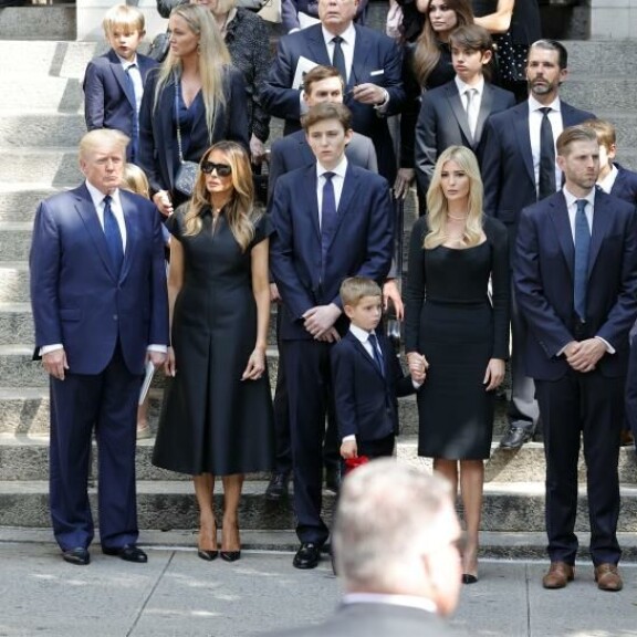 Hautajaisväki kokoontui kirkon portaille. Ivana oli mummo monelle lapsenlapselle. melania trump, donald trump