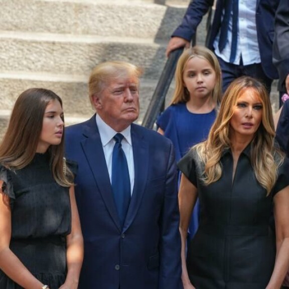 Melania malttoi olla hetken ilman aurinkolasejaan. melania trump, donald trump