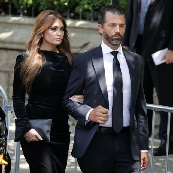 Donald Trump jr. saapui hautajaisiin Vanessa-vaimonsa kanssa. donald jr.