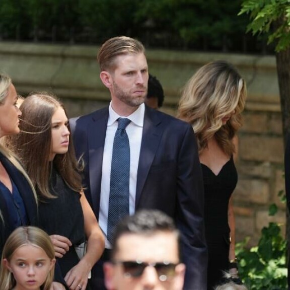 Eric Trump saapui hautajaisiin vaimonsa Laran ja lastensa kanssa. eric trump