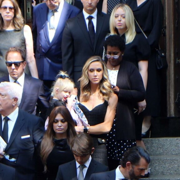 Hautajaisiin saapui yllätyksenä myös Donald Trumpin tytär Tiffany (kuvassa vaalea nainen oikella yläkulmassa). Tiffanyn äiti on Marla Maples, jota on pidetty Ivanan ja Donaldin liiton rikkojana. tiffany trump