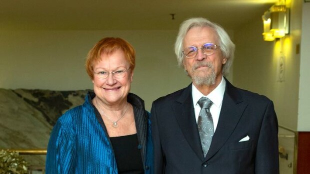 Tarja Halonen poistui fanikaupasta tyhjin käsin, Pentti Arajärvi omaksui nuorison toimintamallin – kuvat! Tarja Halonen ja Pentti Arajärvi